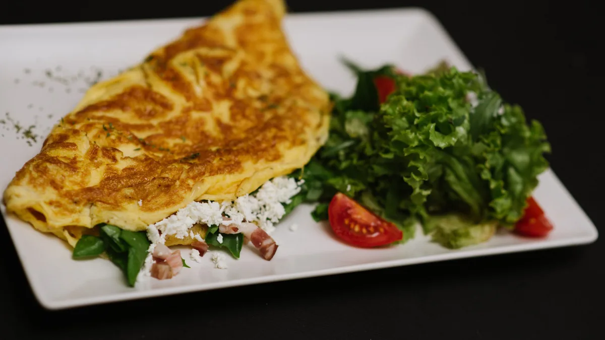 Omlet koziji sir - dimljena slanina