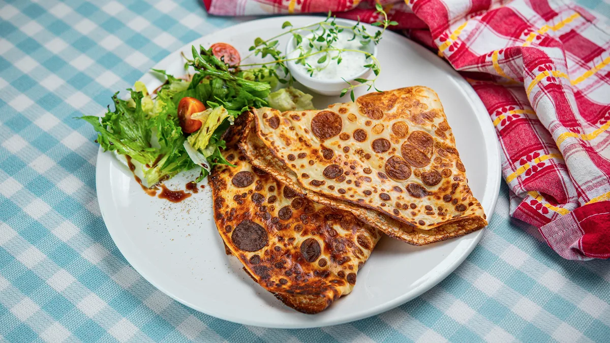 Spinatikrepp, mozzarella, paprika ja sinihallitusjuustuga