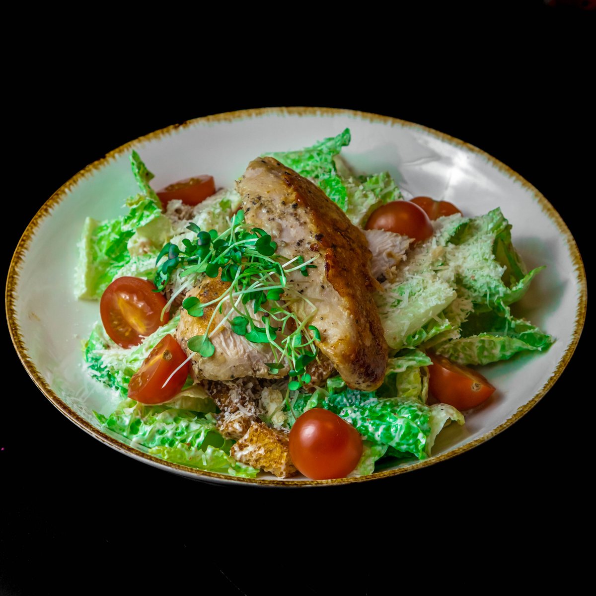 Parmezános Csirke steak, cézársaláta