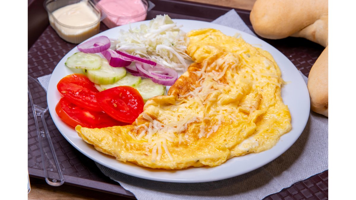 Omletă cașcaval/șuncă/cârnăciori
