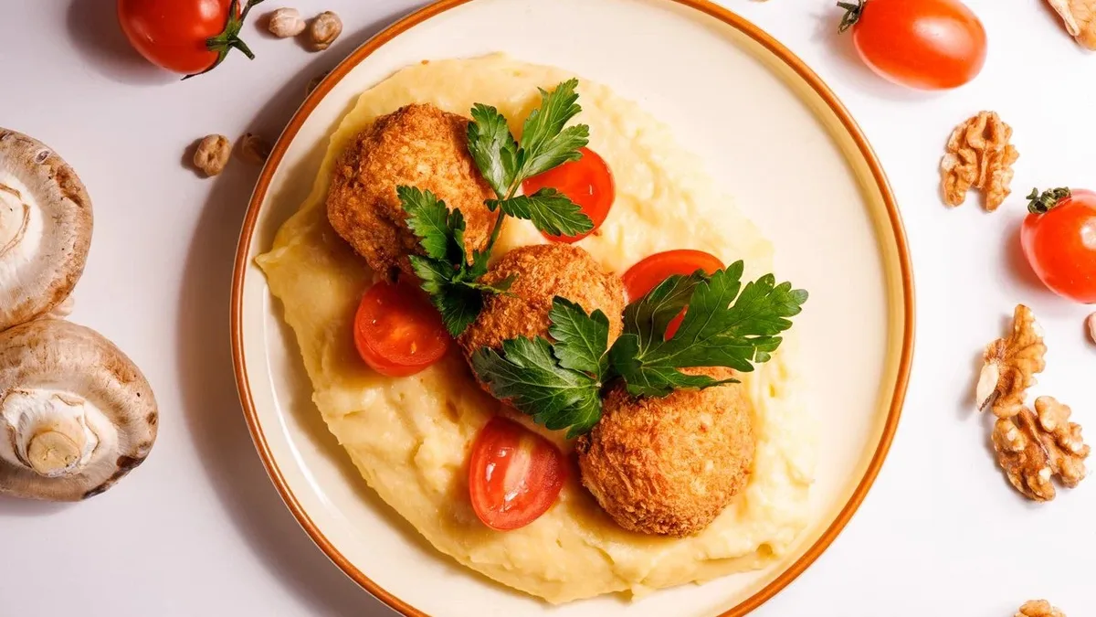 Cheese ball из курицы с картофельным пюре