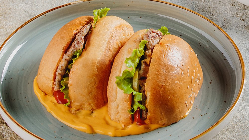 Çedar souslu burger