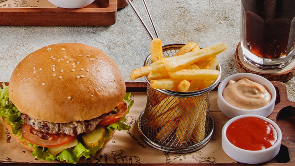 Hamburger Kartof Fri və İçki ilə