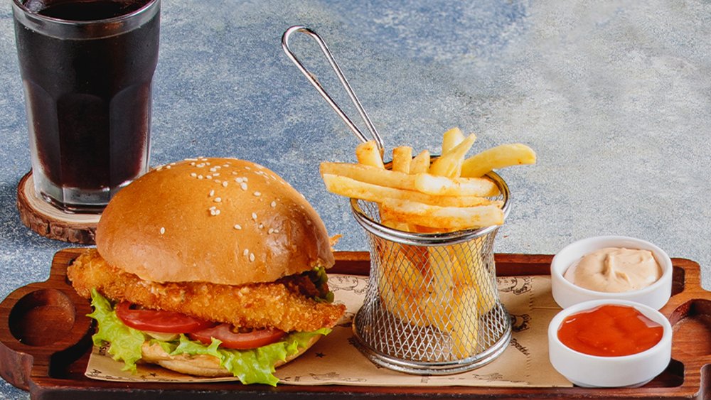 Naggetsli Burger Kartof Fri və İçki ilə
