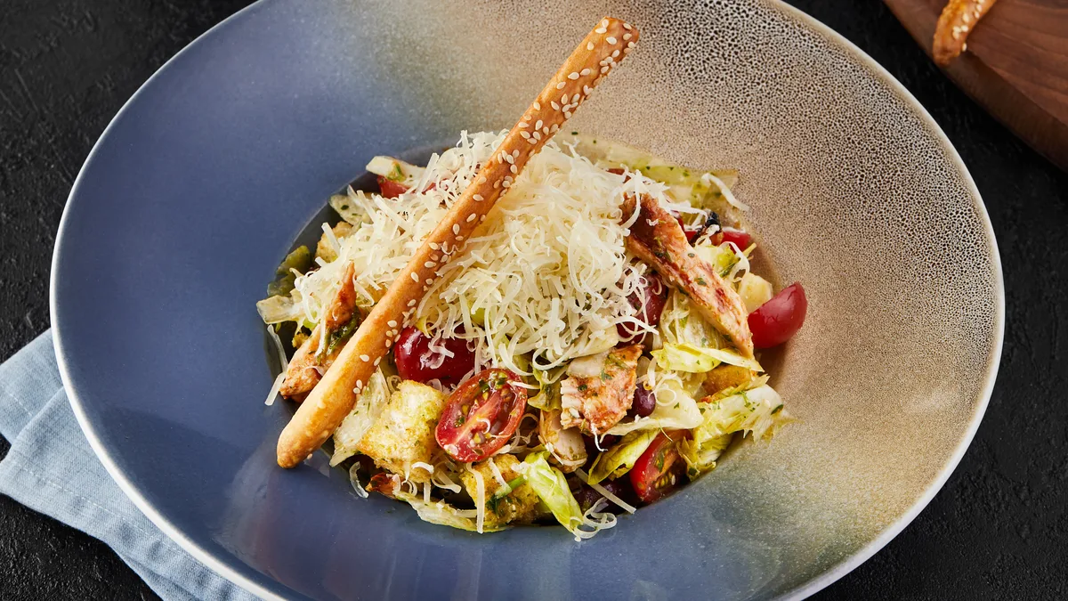 Toyuq Salatı Pesto Sousu ilə