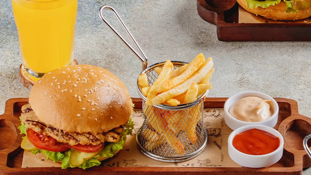 Toyuqlu Burger Kartof Fri və İçki ilə