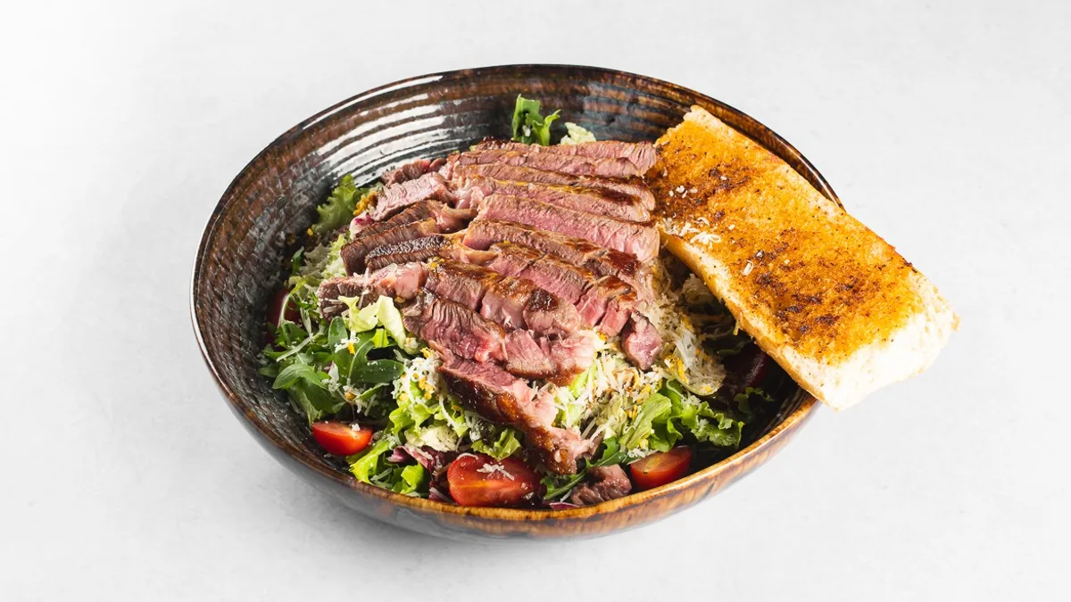 Mešana solata z angus steak rezinami