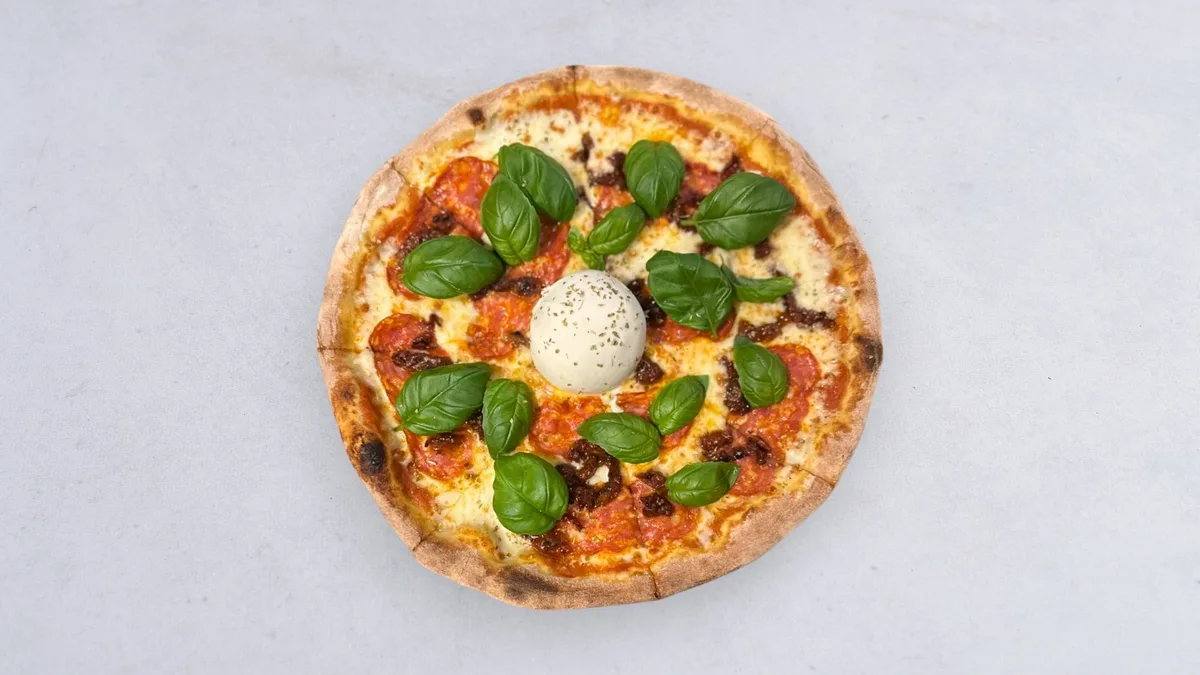 Pizza Pomodoro con burrata