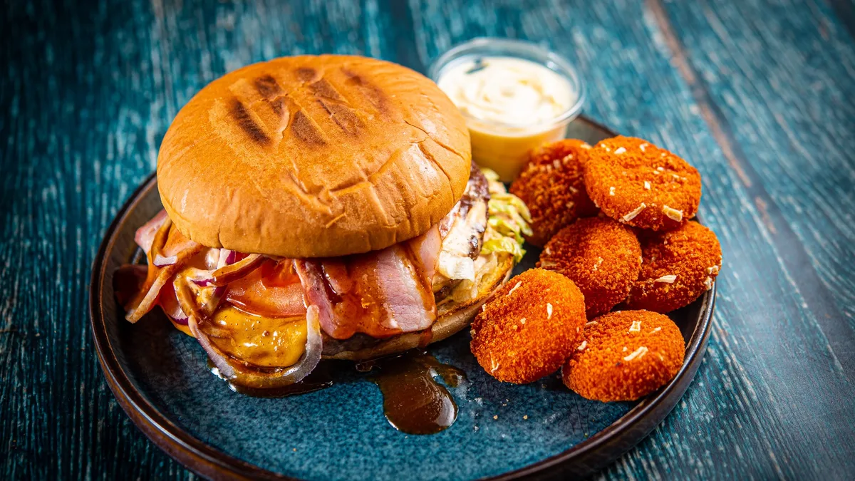 BBQ Burger + Cheddari juustupallid + kaste