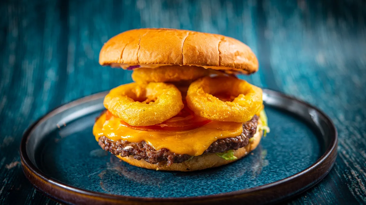 Burger veiseliha kotleti ja sibularõngastega