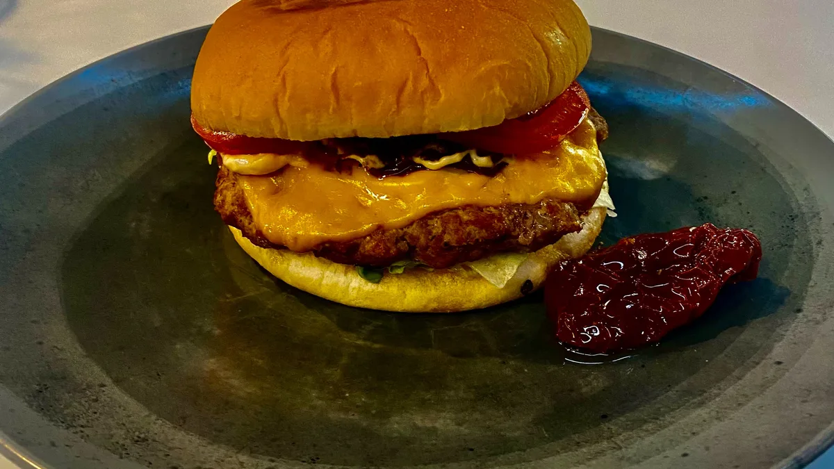Burger veiselihakotleti ja  рäikesekuivatatud tomatid