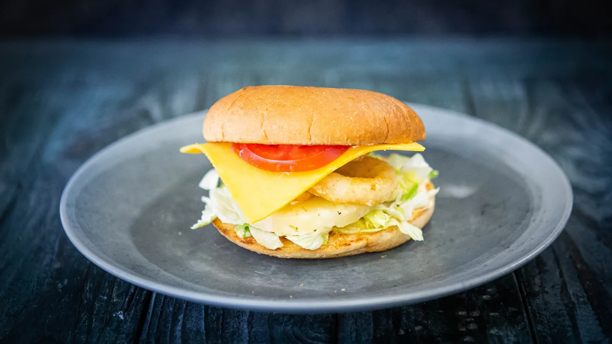 Kalmaarirõngaste ja ananassiga burger