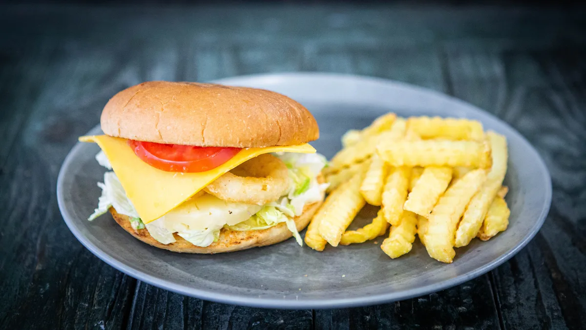Kalmaarirõngaste ja ananassiga burgeri eine