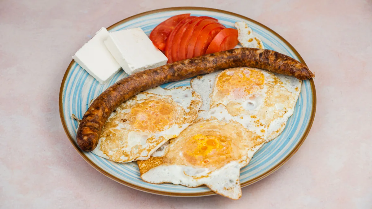 3 jaja, kobasica, feta sir, paradajz