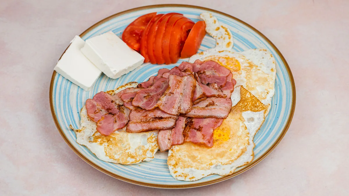 3 jaja, slanina, feta sir, paradajz
