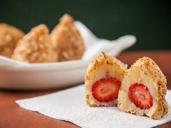 Coxinha Gourmet Coco Queimado com Morango