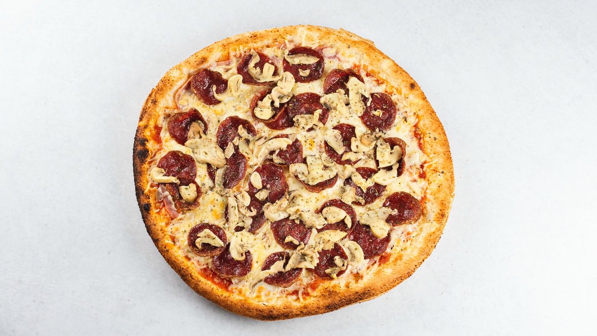 Pizza salami picantă