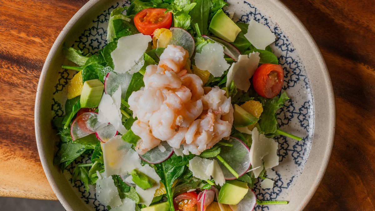 Salat krevettide, avokaado ja parmesaniga