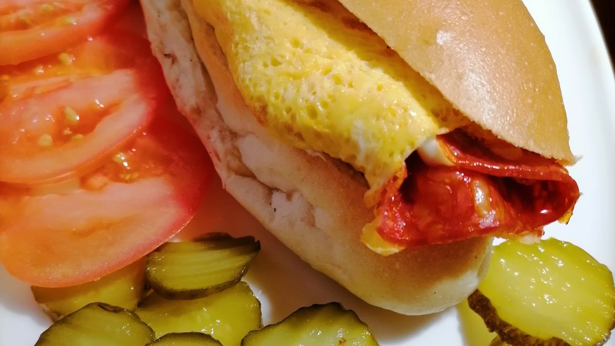 Omlet sa kulenom i kačkavaljem u kifli