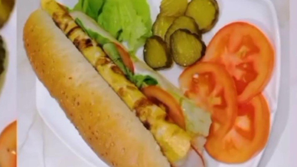 Omlet sa pečenicom i kačkavaljem u kifli