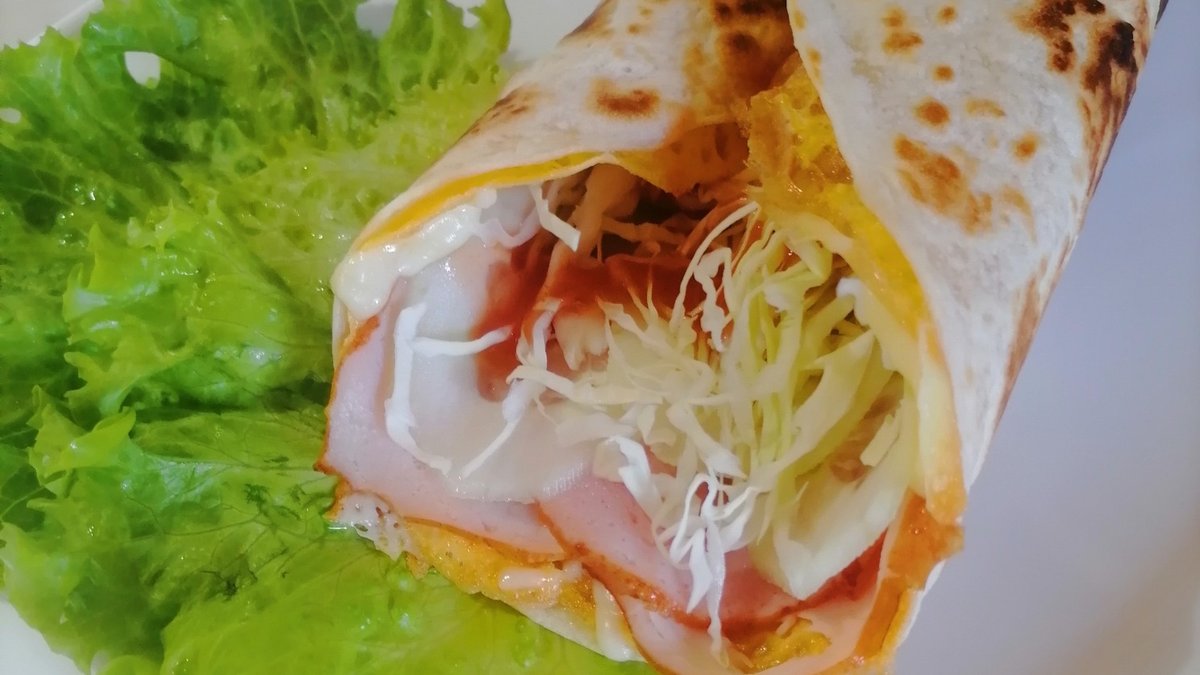 Omlet sa pečenicom i kačkavaljem u tortilji XL