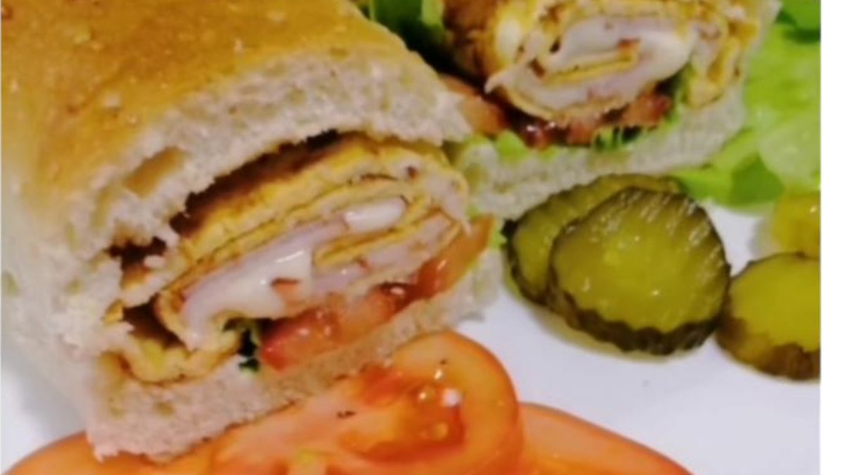 Omlet sa suvim vratom i kačkavaljem u kifli