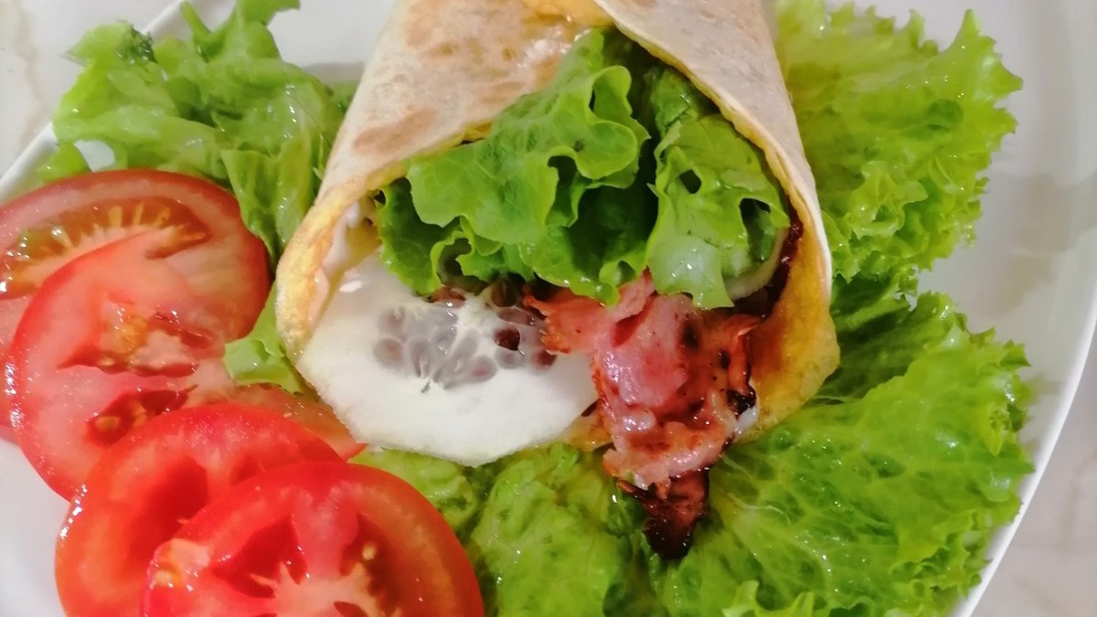 Omlet sa suvim vratom i kačkavaljem u tortilji XL