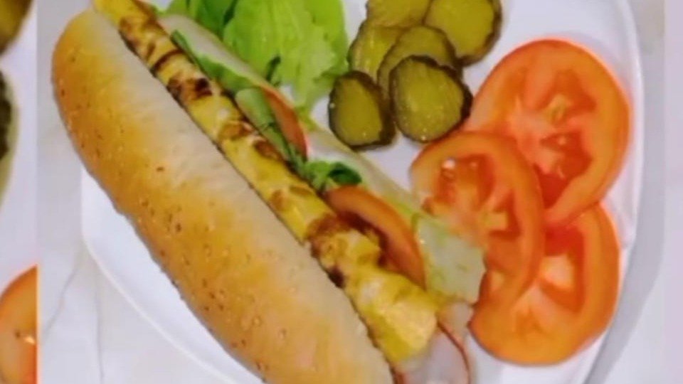 Omlet u kifli sa pečenicom, kačkavaljem i šampinjonima