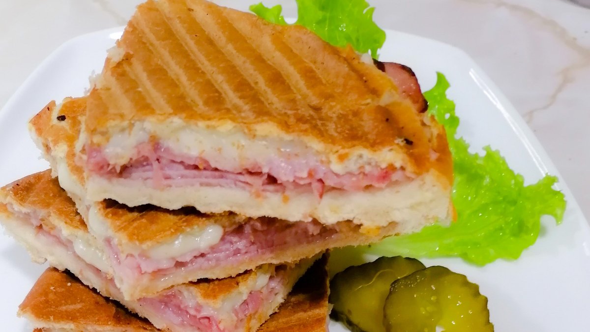 Tost sa pečenicom i kačkavaljem