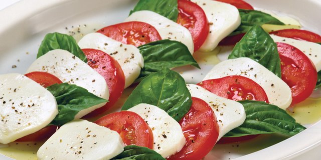 Mozzarella Caprese Salad Pan