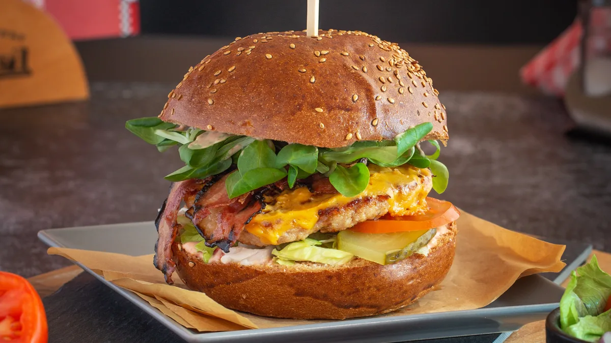 Chicken Burger + hranolky, omáčky + nápoj 0,3 l (plech)
