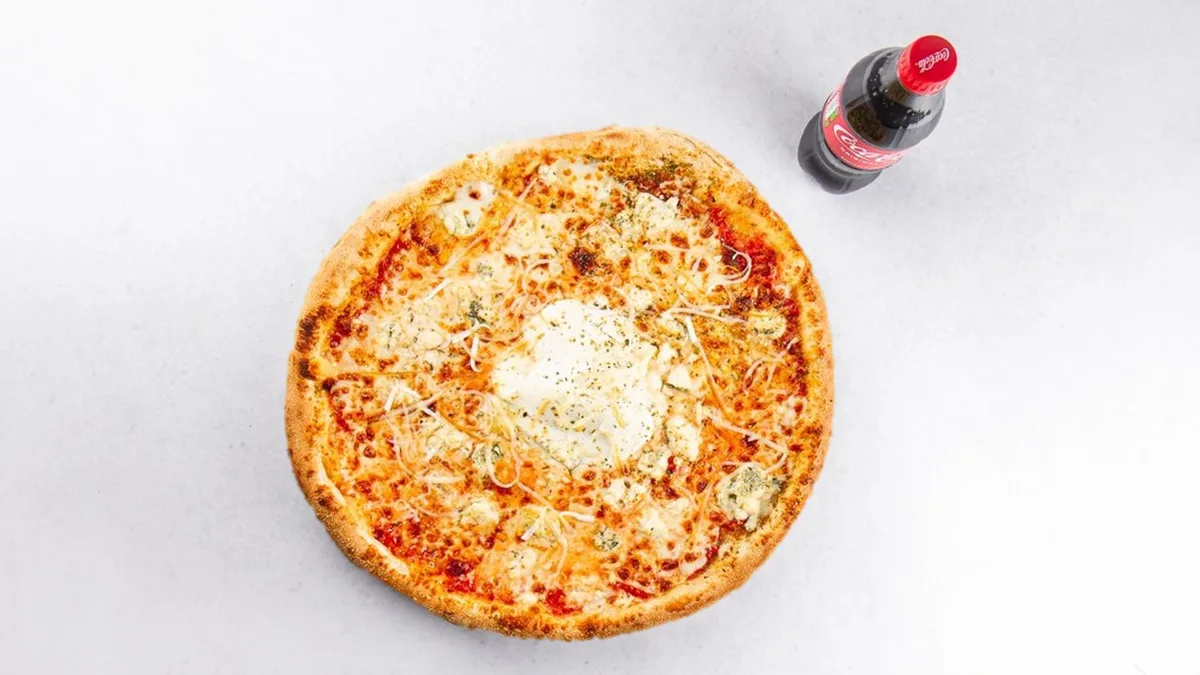 Pizza con formaggio mix and Coca-Cola 0.5 l