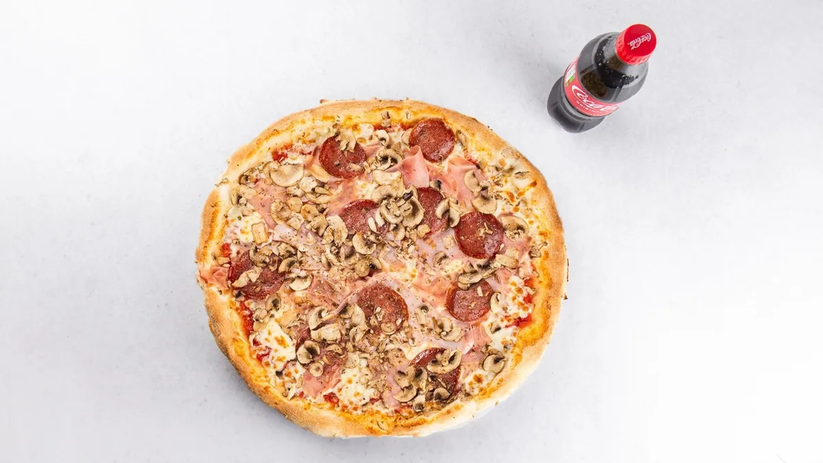 Pizza con salame and Coca-Cola 0.5 l