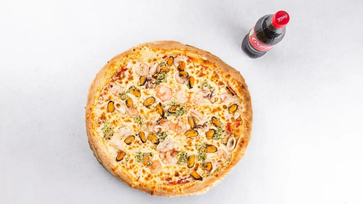 Pizza Frutti di mare and Coca-Cola 0.5 l