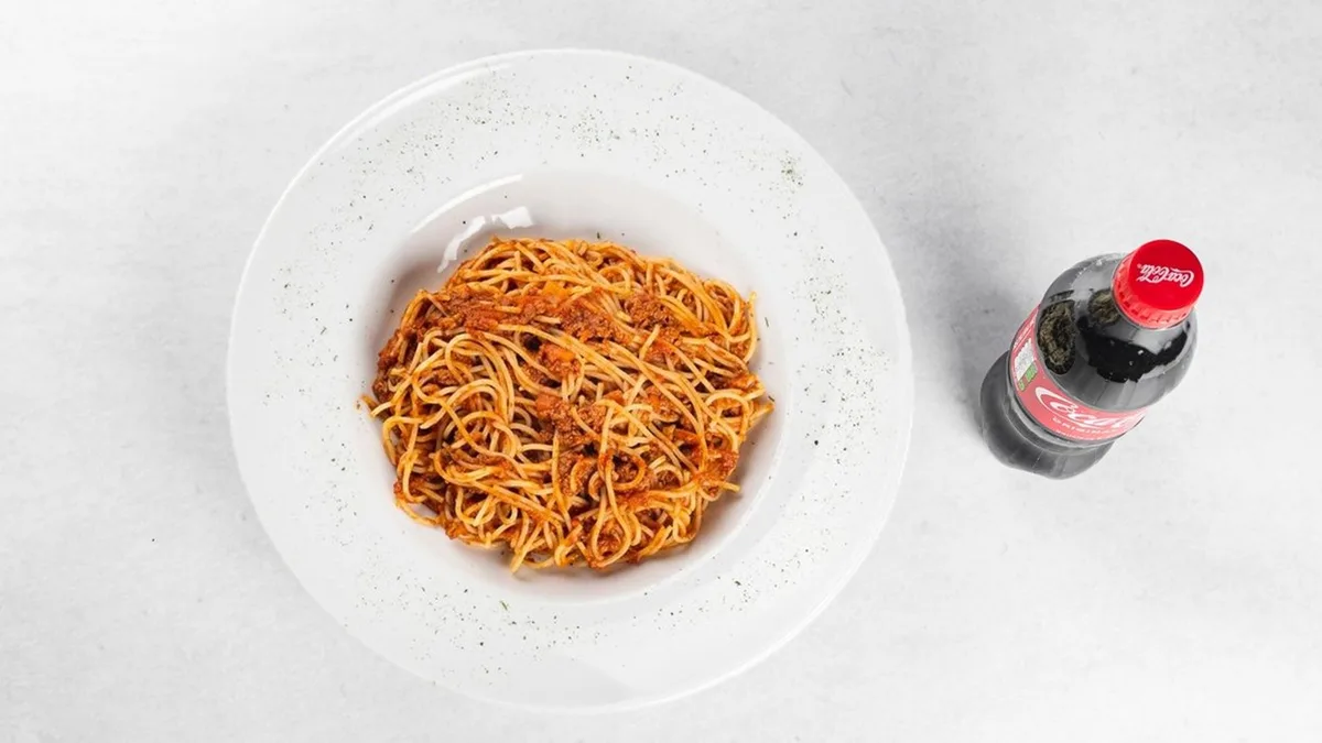 Spaghetti bolognese and Coca-Cola 0.5 l