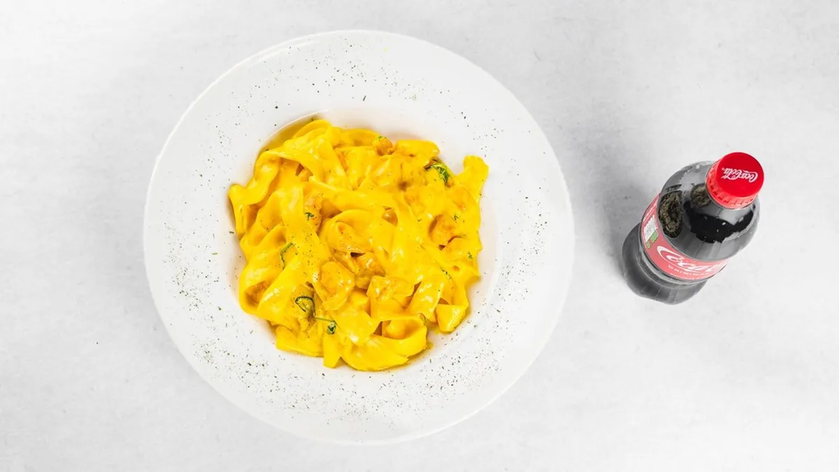 Tagliatelle with chicken and curry with Coca-Cola 0.5 l