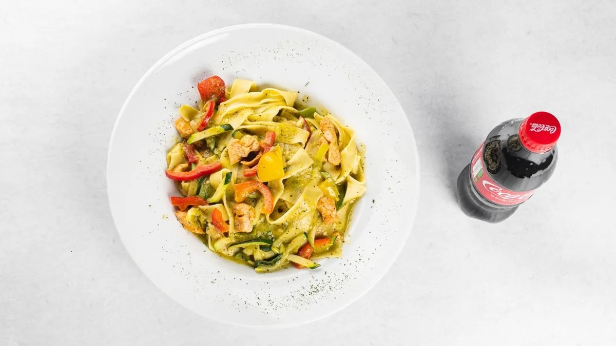 Tagliatelle with chicken and vegetables with Coca-Cola 0.5 l