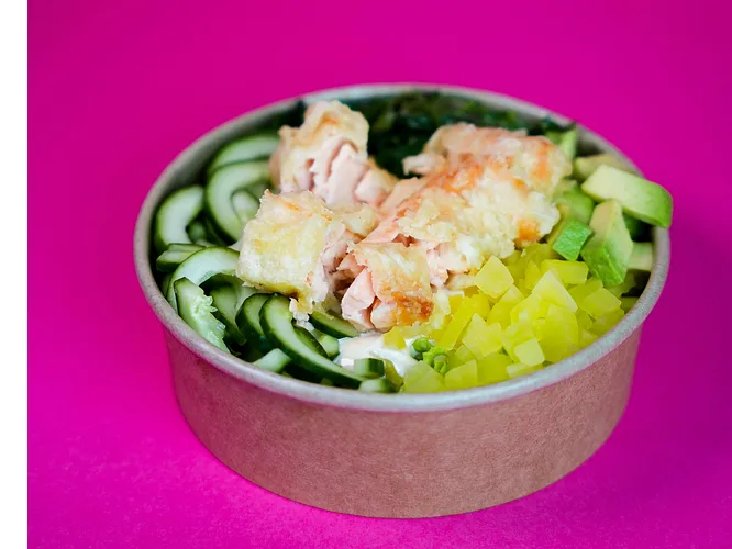 POKE BOWL ŁOSOŚ W TEMPURZE