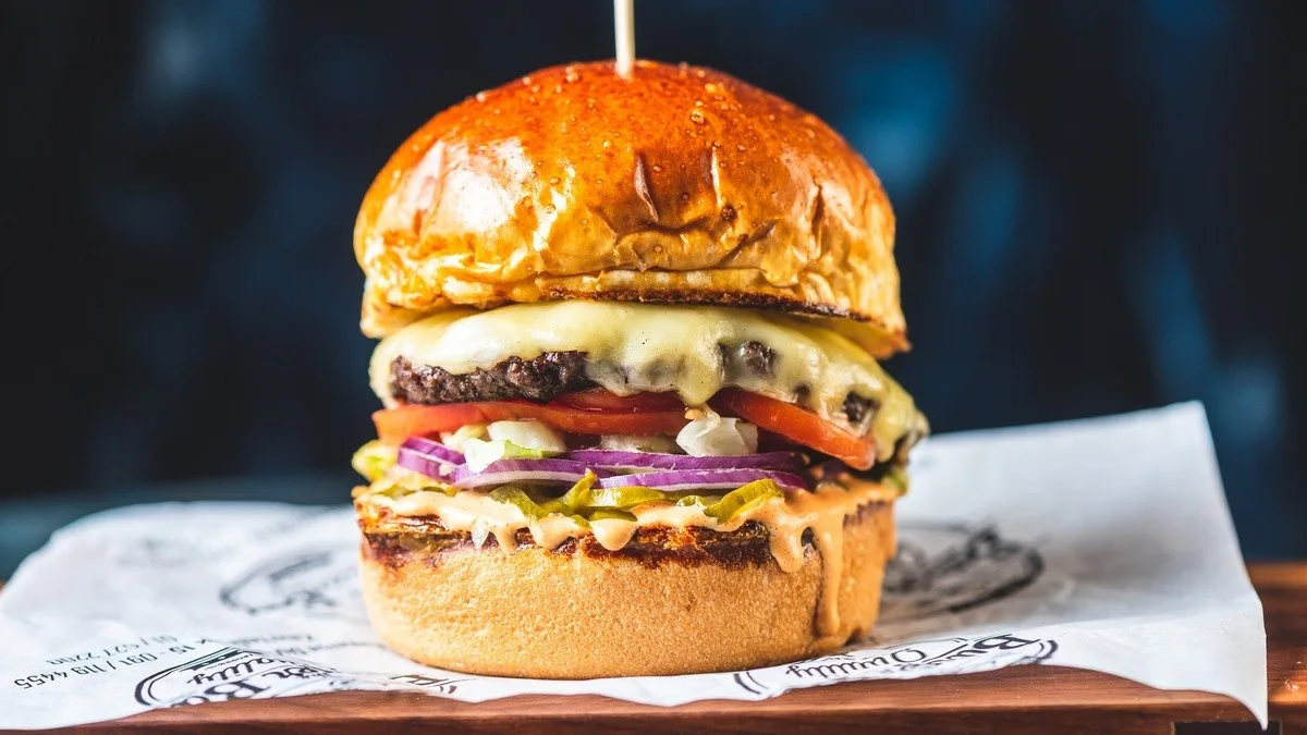 Cheeseburger i pommes frites