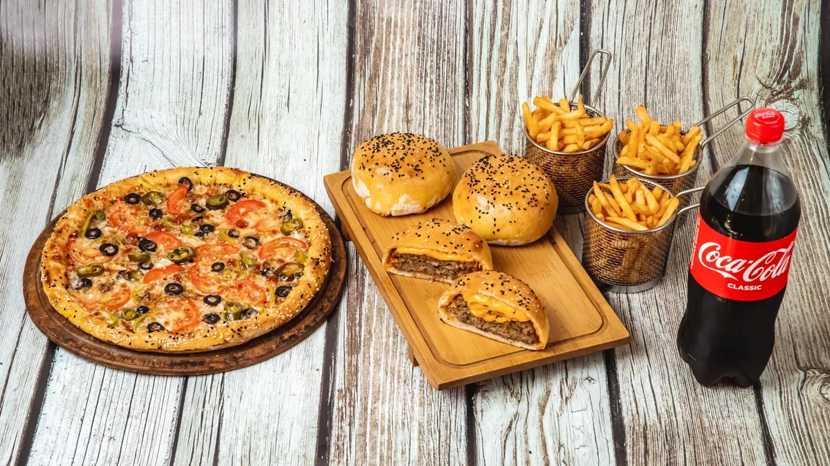 1 x Pizza + 3 x Klassik Betro Burger + 3 x Kartof Fri + 1 x Coca-Cola 1 L 😍