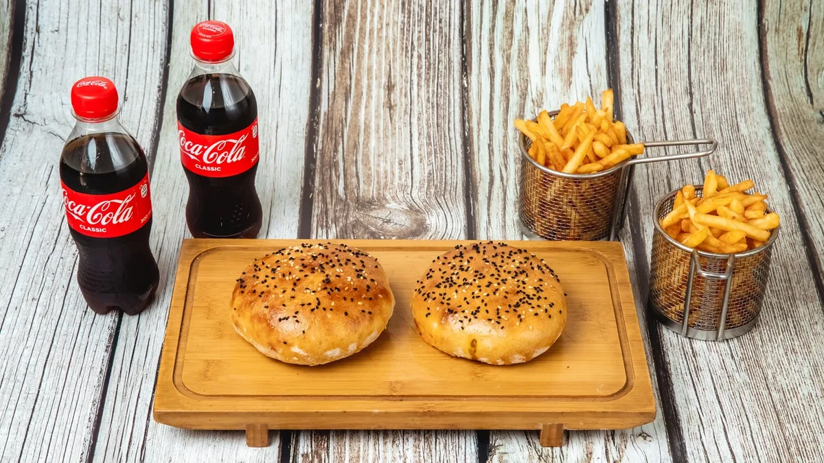 2 x Klassik Betro Burger + 2 x Kartof Fri + 2 x Coca-Cola 300 ml 😍