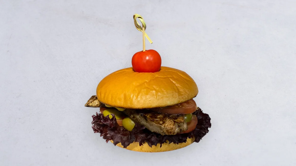 Burger alaska z łososiem grillowanym