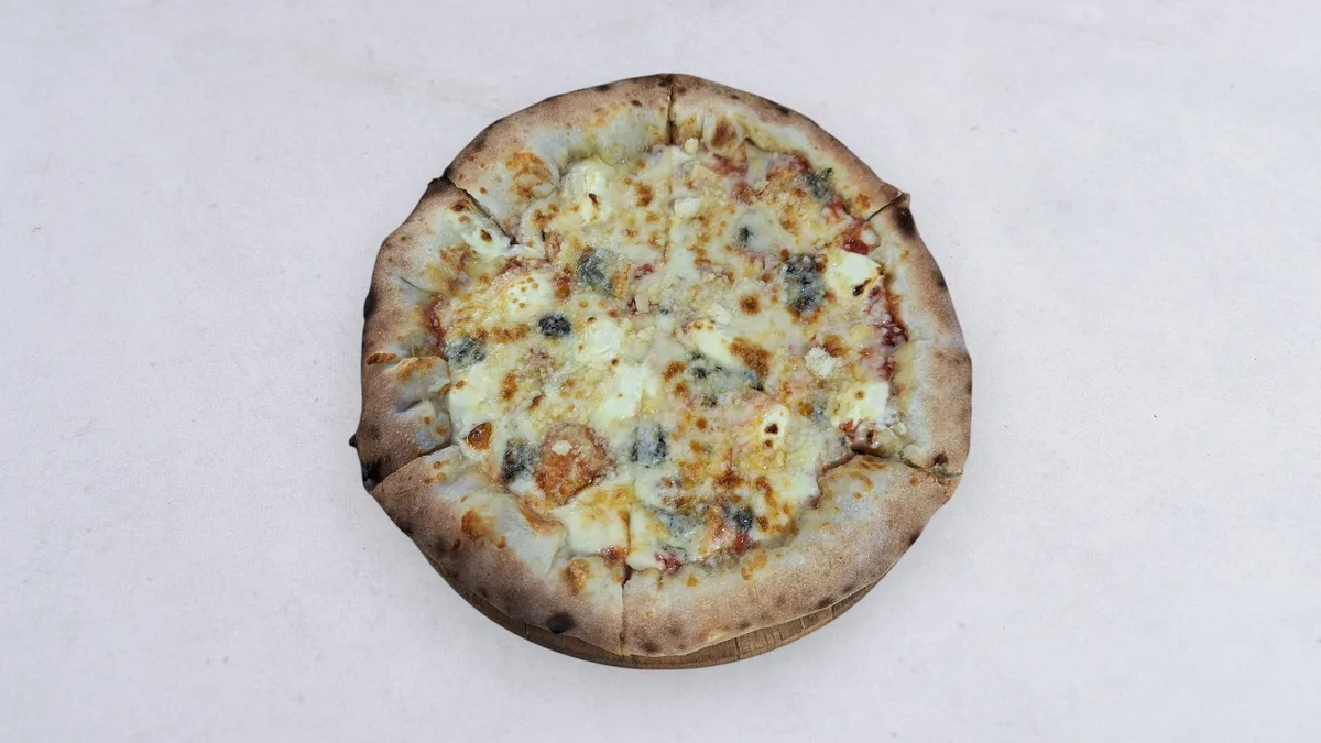 Pizza z brzegiem serowym