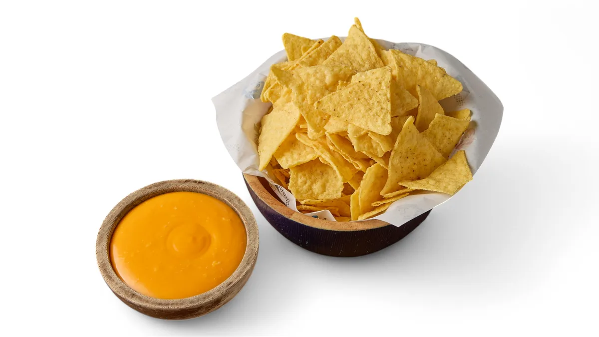 Φρεσκοψημένα Nachos με λιωμένο τυρί Cheddar
