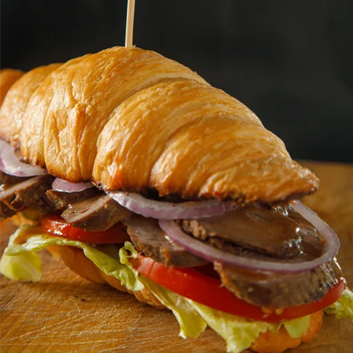 Brisketli kruassan sendvichi