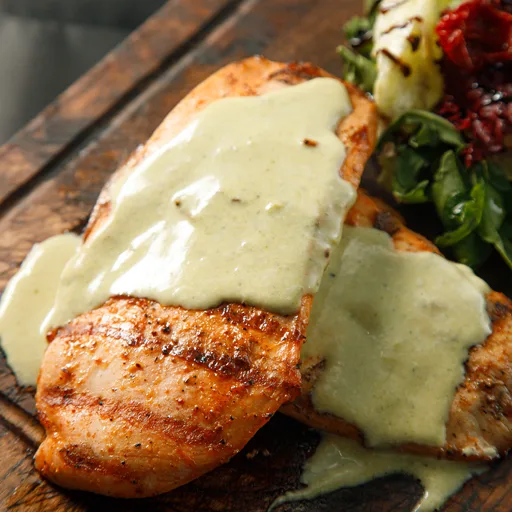 Tovuq steyki pesto sousi bilan
