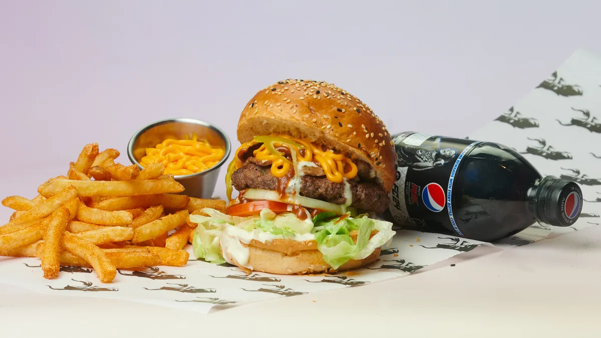 Berliner med fries, Dip og Drikke
