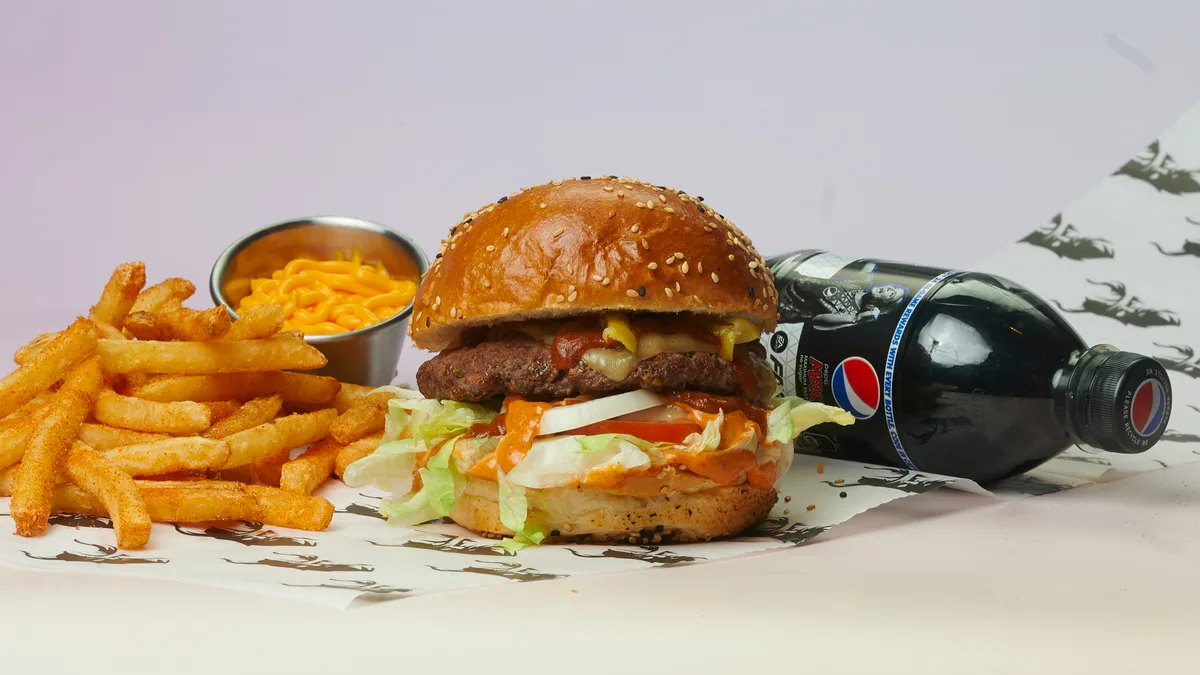 Hot and Smokey med fries, Dip og Drikke