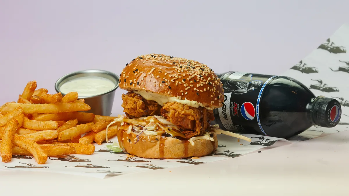 Teriyaki Chicken med  fries, Dip og Drikke