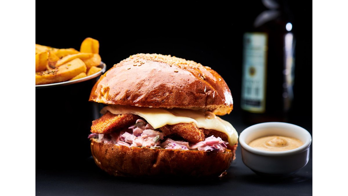 Chicken Burger cu cartofi prajiti si parmezan cu usturoi